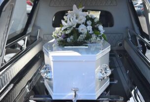 Formalności związane z pogrzebem a transport ciała zza granicy